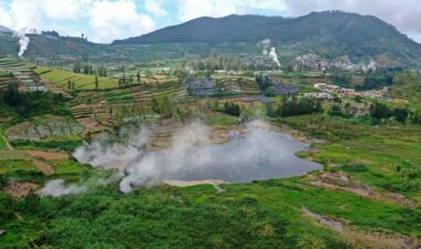 4 Wisata Kawah di Dieng dengan Pemandangan Asap Mistis yang Bikin Takjub