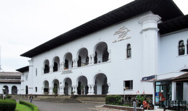 10 Destinasi Bersejarah di Bandung yang Wajib Kamu Jelajahi!