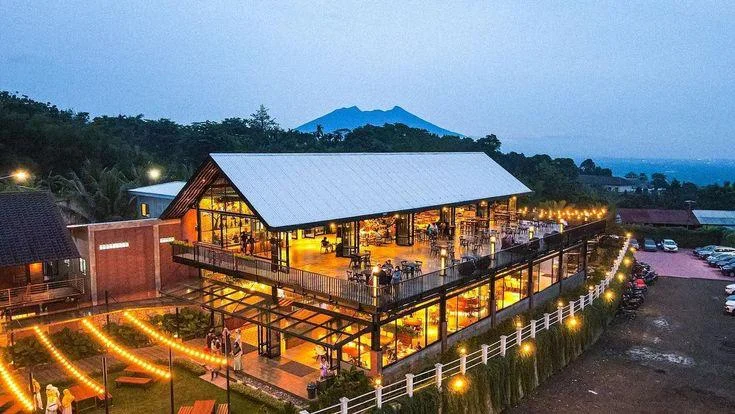 Aktivitas Seru Menyesap Minuman di Kafe View Pegunungan